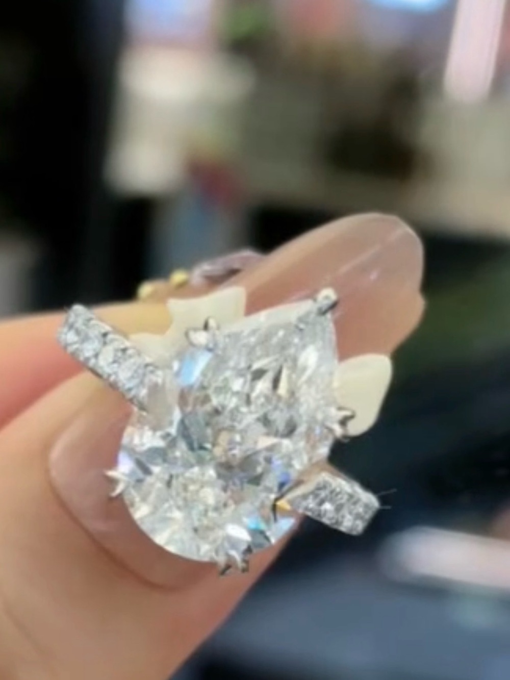 5 carat Pear with side lab diamonds Ring - on platinum setting - Picture 3 of 3